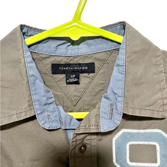 NWOT Designer’s button down shirt for boys. Tommy Hilfiger, size S/P. Ne… - Picture 3 of 13